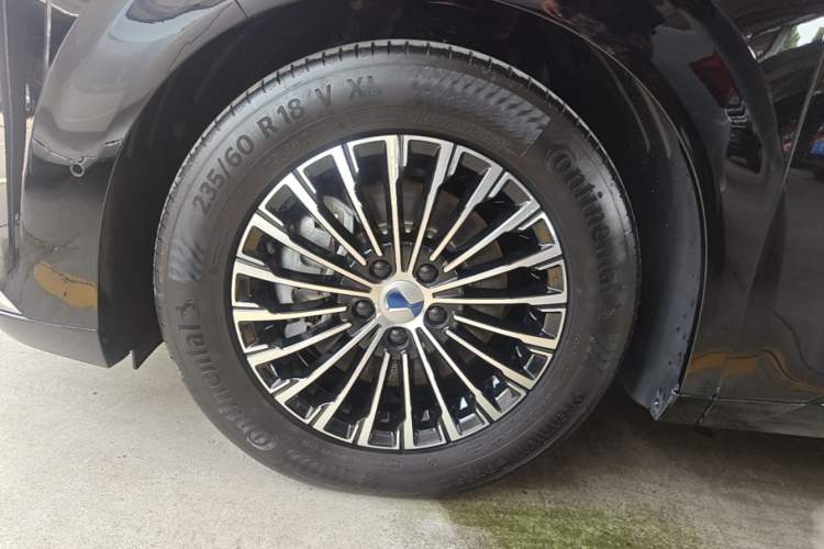 Used Denza D9 2025 EV Intelligent Driving Edition 600 Four-Wheel Drive Flagship Model Left Front Wheel Hub