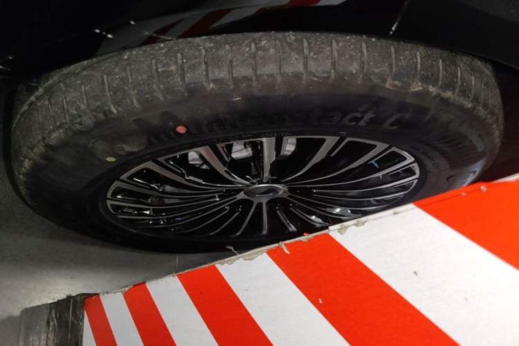 Used Denza D9 2025 DM-i Intelligent Drive 1020 Four-Wheel Drive Prestige Model Left Front Wheel Hub