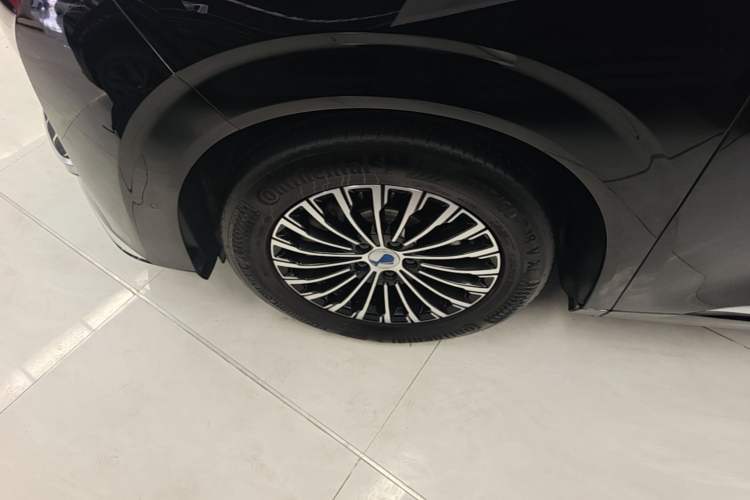 Used Denza D9 2025 DM-i Intelligent Drive 1020 Four-Wheel Drive Prestige Model Left Front Wheel Hub