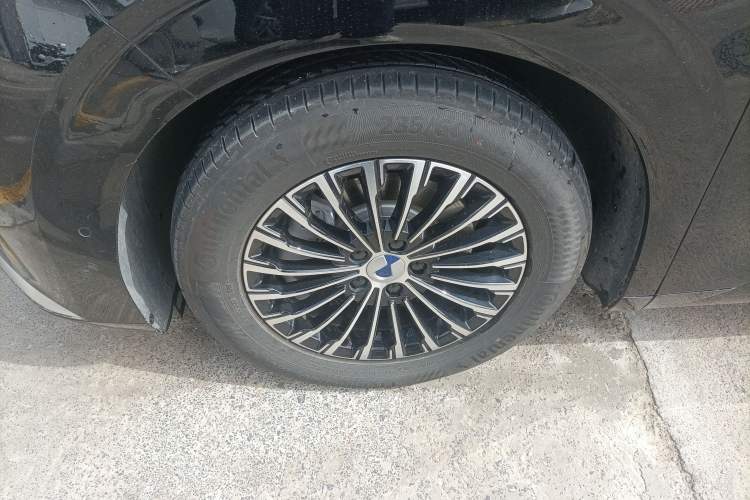 Used Denza D9 2025 DM-i Smart Drive 1020 Four-Wheel Drive Deluxe Model Left Front Wheel Hub