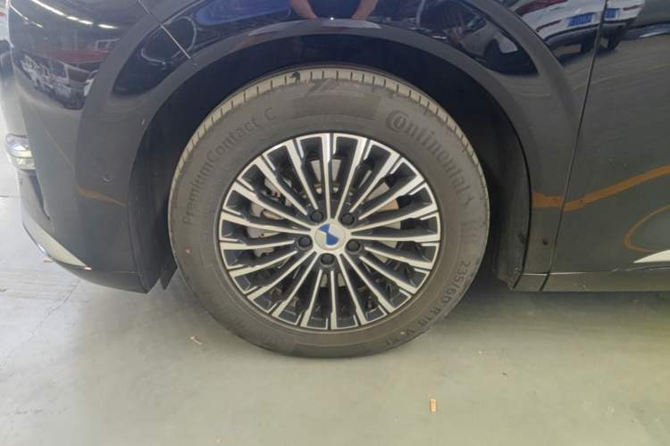Used Denza D9 2025 DM-i Intelligent Drive 1020 Four-Wheel Drive Prestige Model Left Front Wheel Hub