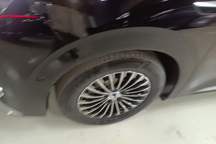 Used Denza D9 2025 DM-i Intelligent Drive 1020 Four-Wheel Drive Flagship Model Left Front Wheel Hub