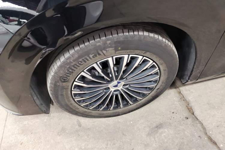 Used Denza D9 2025 DM-i Intelligent Drive 1020 Four-Wheel Drive Prestige Model Left Front Wheel Hub