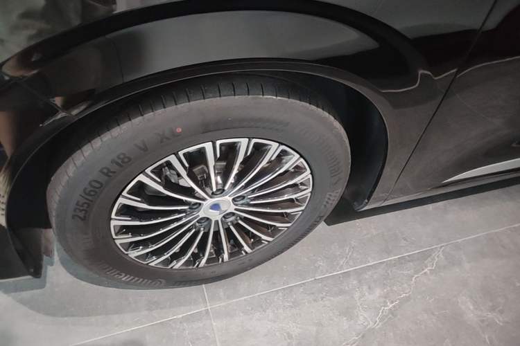 Used Denza D9 2025 DM-i Intelligent Drive 1020 Four-Wheel Drive Prestige Model Left Front Wheel Hub