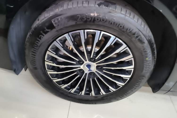 Used Denza D9 2025 DM-i Intelligent Drive 1020 Four-Wheel Drive Flagship Model Left Front Wheel Hub