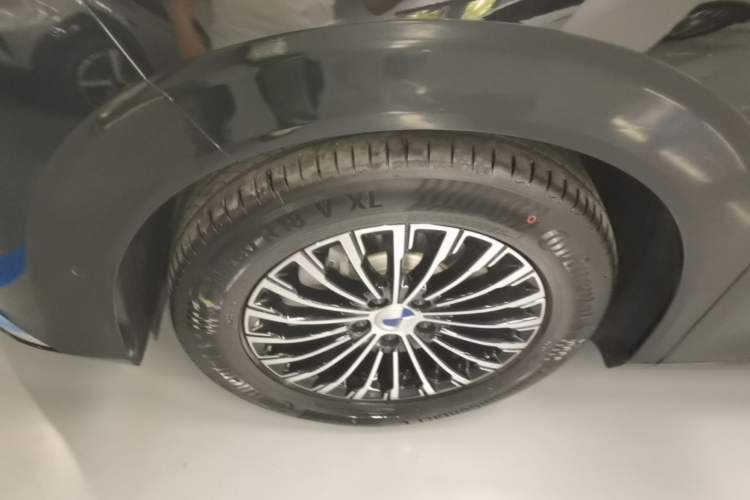 Used Denza D9 2025 DM-i Intelligent Drive 1020 Four-Wheel Drive Flagship Model Left Front Wheel Hub