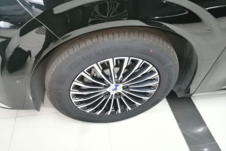 Used Denza D9 2025 DM-i Smart Drive 1020 Four-Wheel Drive Deluxe Model Left Front Wheel Hub