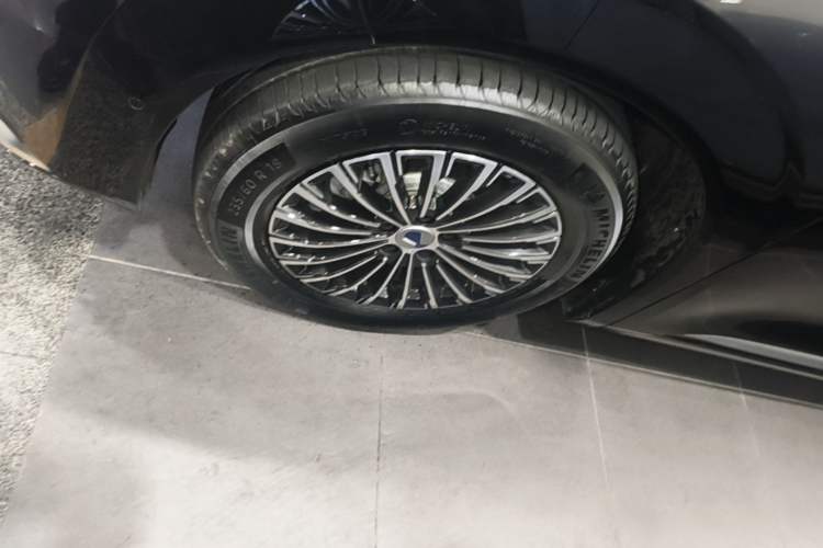 Used Denza D9 2025 DM-i Smart Drive 1020 Four-Wheel Drive Deluxe Model Left Front Wheel Hub