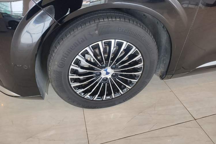 Used Denza D9 2025 DM-i Intelligent Drive 1020 Four-Wheel Drive Flagship Model Left Front Wheel Hub