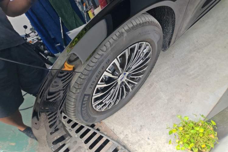 Used Denza D9 2025 DM-i Intelligent Drive 1020 Four-Wheel Drive Prestige Model Left Front Wheel Hub