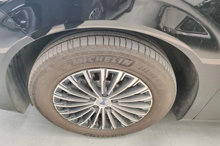 Used Denza D9 2025 Model DM-i Four-Wheel Drive Prestige Edition Left Front Wheel Hub