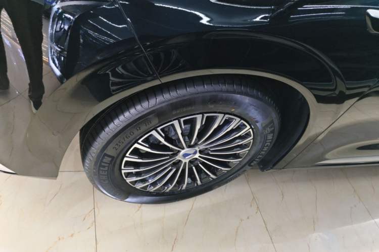 Used Denza D9 2025 DM-i Intelligent Drive 1020 Four-Wheel Drive Prestige Model Left Front Wheel Hub