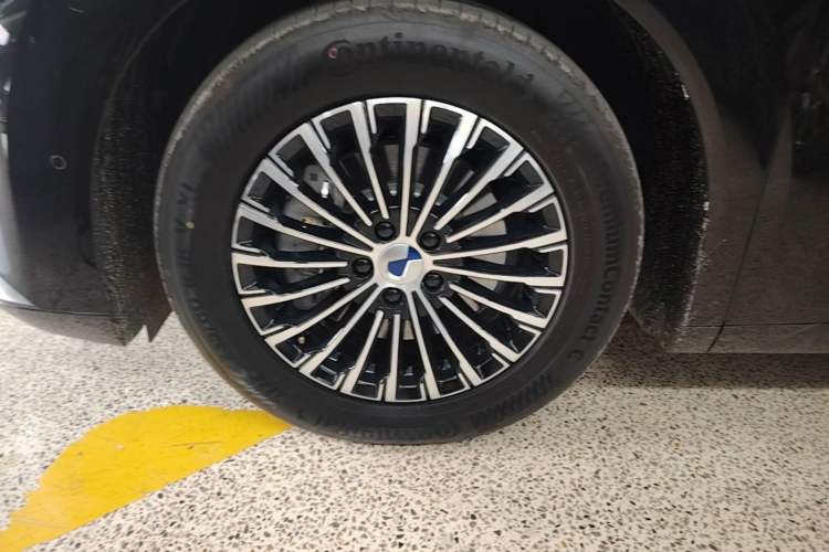 Used Denza D9 2025 DM-i Smart Drive 1020 Four-Wheel Drive Deluxe Model Left Front Wheel Hub
