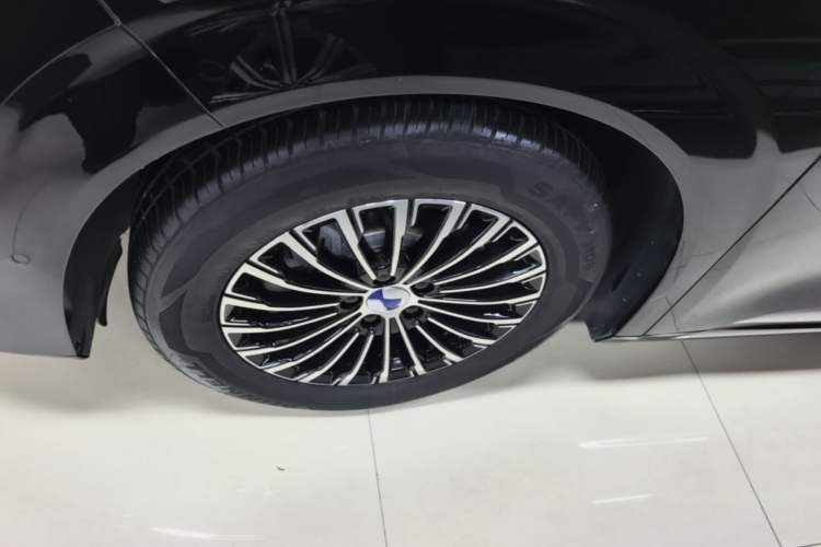 Used Denza D9 2025 DM-i Smart Drive 1020 Four-Wheel Drive Deluxe Model Left Front Wheel Hub