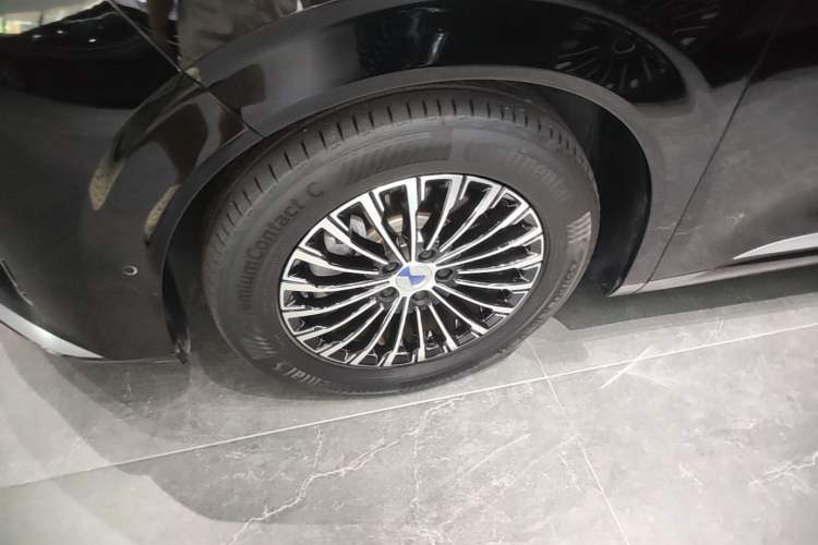 Used Denza D9 2025 DM-i Intelligent Drive 1020 Four-Wheel Drive Flagship Model Left Front Wheel Hub