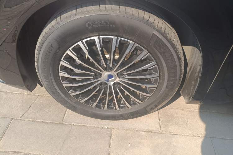Used Denza D9 2025 DM-i Intelligent Drive 1020 Four-Wheel Drive Flagship Model Left Front Wheel Hub