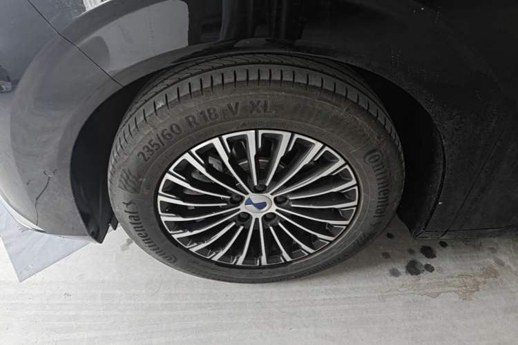 Used Denza D9 2025 DM-i Intelligent Drive 1020 Four-Wheel Drive Prestige Model Left Front Wheel Hub