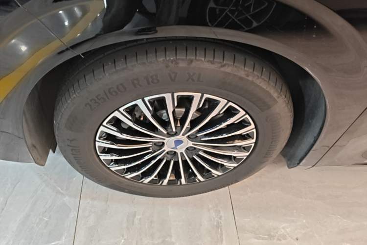Used Denza D9 2025 DM-i Intelligent Drive 1020 Four-Wheel Drive Prestige Model Left Front Wheel Hub