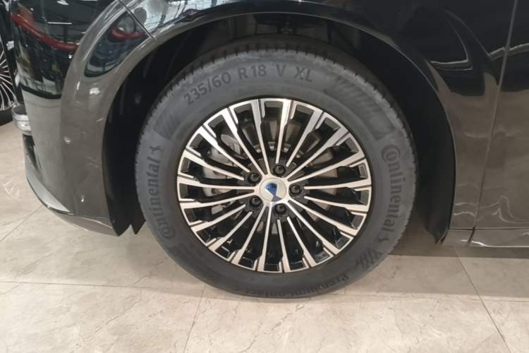 Used Denza D9 2025 DM-i Intelligent Drive 1020 Four-Wheel Drive Flagship Model Left Front Wheel Hub