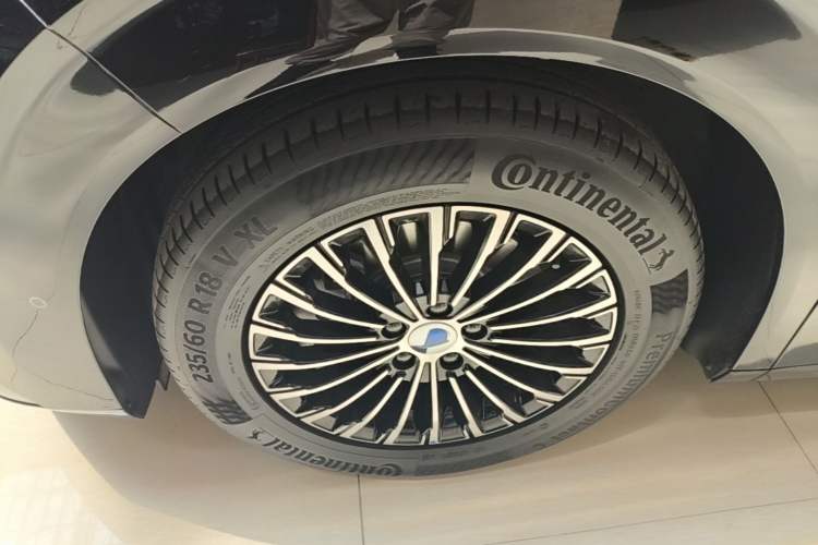 Used Denza D9 2025 DM-i Smart Drive 1020 Four-Wheel Drive Deluxe Model Left Front Wheel Hub