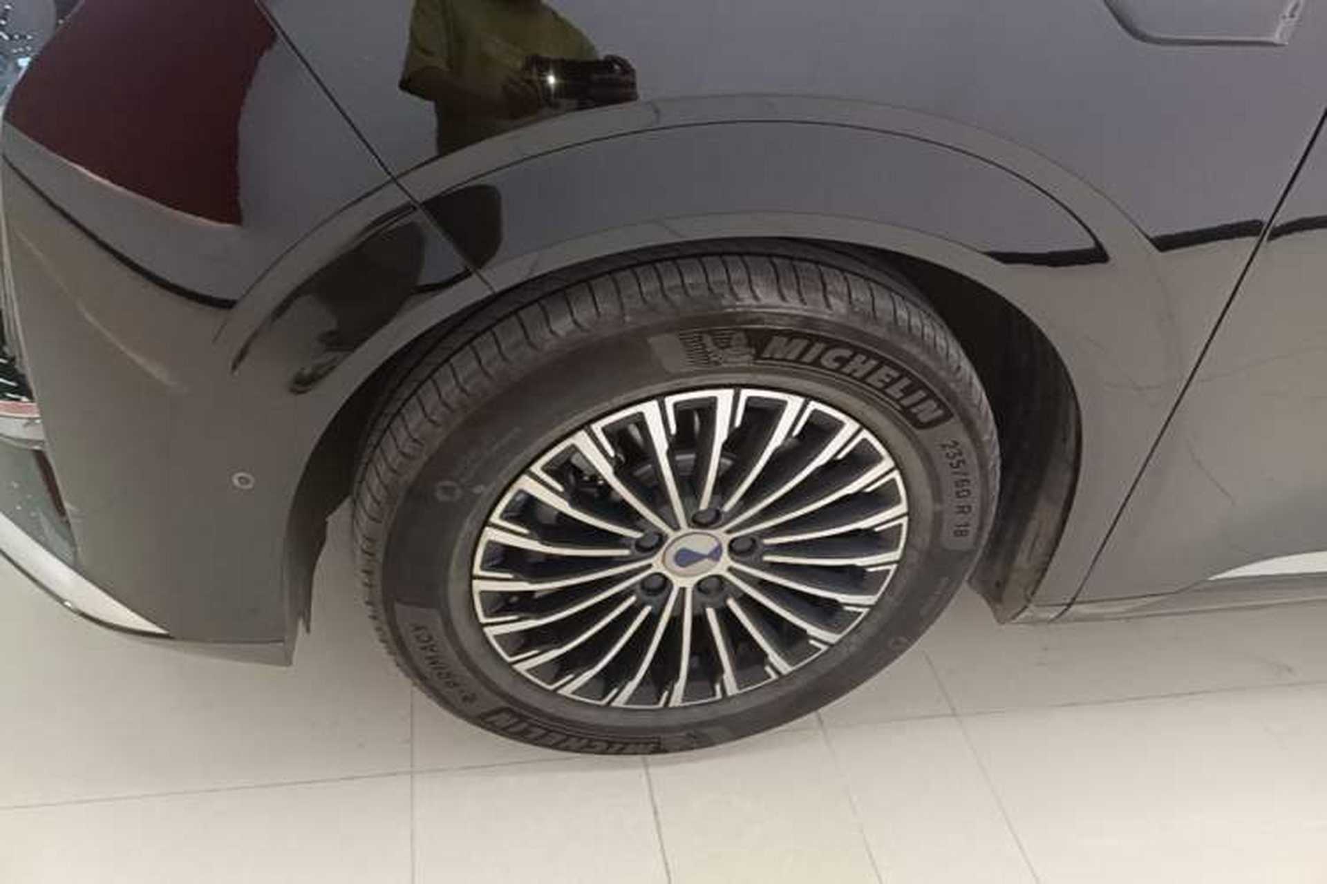 Used Denza D9 2025 DM-i Smart Drive 1020 Four-Wheel Drive Deluxe Model Left Front Wheel Hub