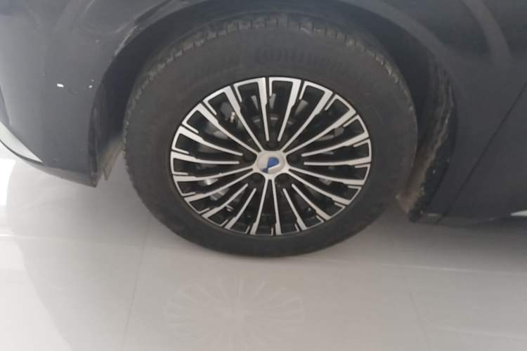 Used Denza D9 2025 DM-i Intelligent Drive 1020 Four-Wheel Drive Prestige Model Left Front Wheel Hub
