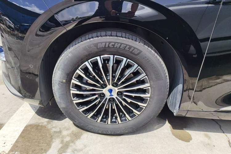 Used Denza D9 2025 DM-i Intelligent Drive 1020 Four-Wheel Drive Flagship Model Left Front Wheel Hub