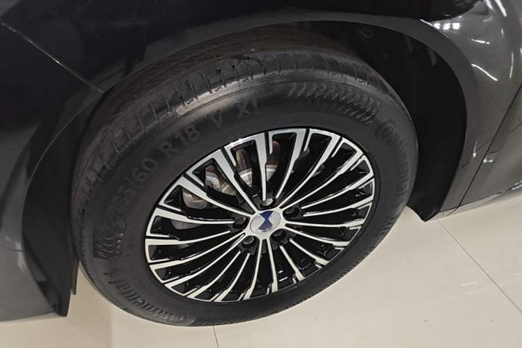 Used Denza D9 2025 DM-i Smart Drive 1020 Four-Wheel Drive Deluxe Model Left Front Wheel Hub