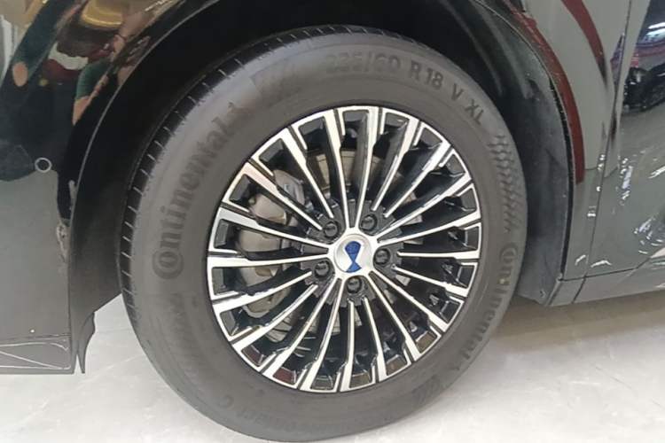 Used Denza D9 2025 DM-i Smart Drive 1020 Four-Wheel Drive Deluxe Model Left Front Wheel Hub