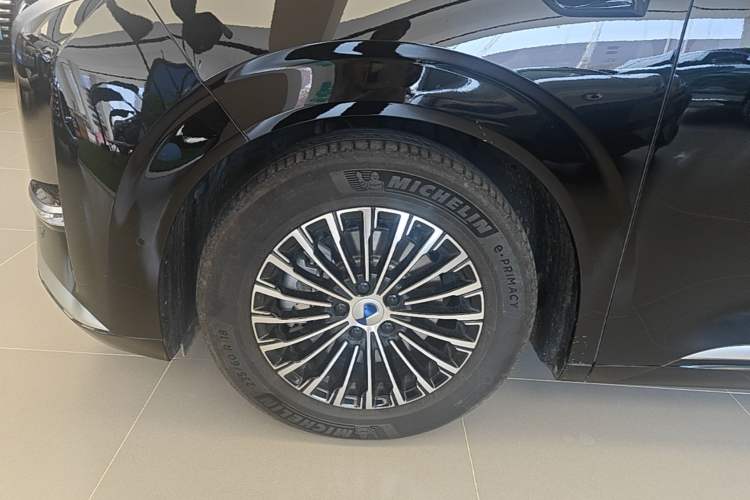Used Denza D9 2025 DM-i Intelligent Drive 1020 Four-Wheel Drive Flagship Model Left Front Wheel Hub