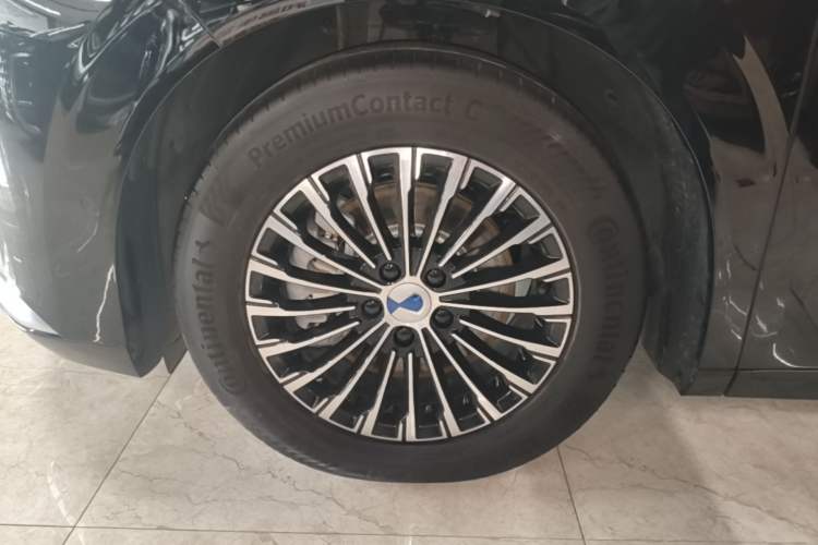 Used Denza D9 2025 DM-i Intelligent Drive 1020 Four-Wheel Drive Flagship Model Left Front Wheel Hub