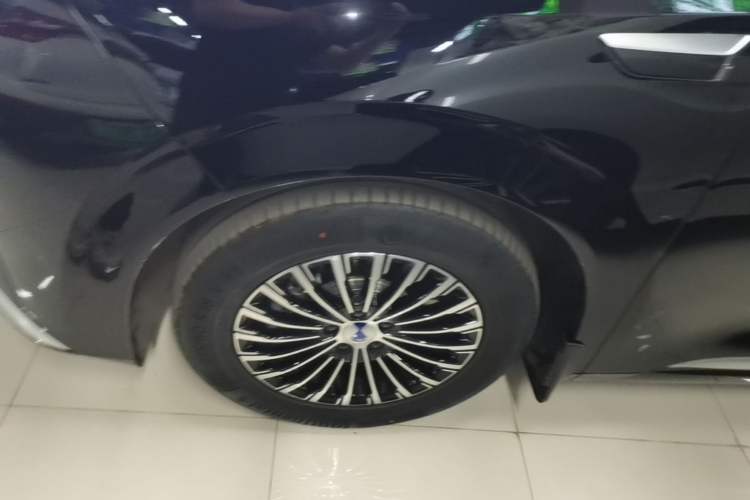 Used Denza D9 2025 Model DM-i Four-Wheel Drive Prestige Edition Left Front Wheel Hub