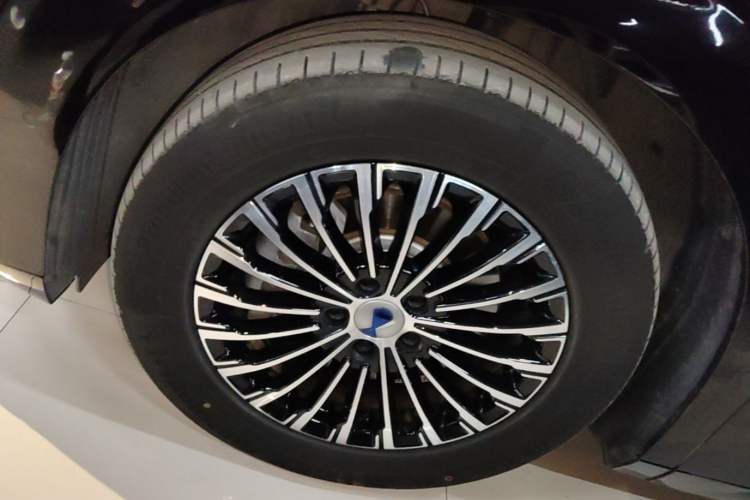Used Denza D9 2025 DM-i Intelligent Drive 1020 Four-Wheel Drive Prestige Model Left Front Wheel Hub