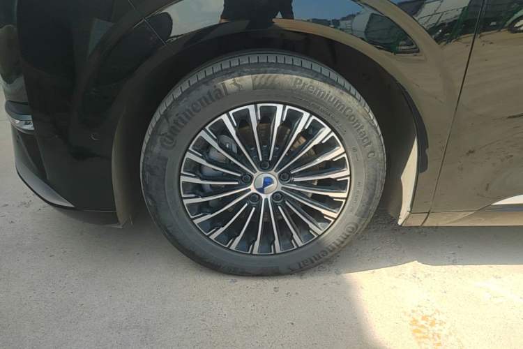 Used Denza D9 2025 DM-i Intelligent Drive 1020 Four-Wheel Drive Prestige Model Left Front Wheel Hub