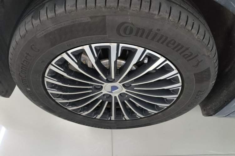 Used Denza D9 2025 DM-i Intelligent Drive 1020 Four-Wheel Drive Prestige Model Left Front Wheel Hub