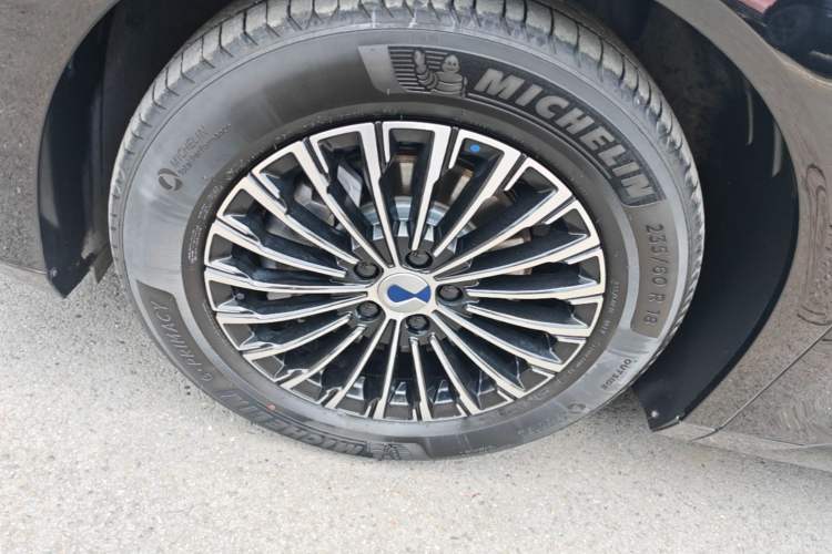 Used Denza D9 2025 DM-i Intelligent Drive 1020 Four-Wheel Drive Prestige Model Left Front Wheel Hub