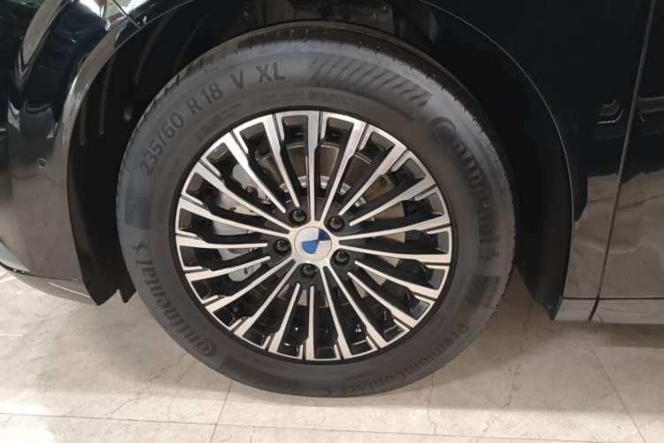 Used Denza D9 2025 DM-i Intelligent Drive 1020 Four-Wheel Drive Flagship Model Left Front Wheel Hub