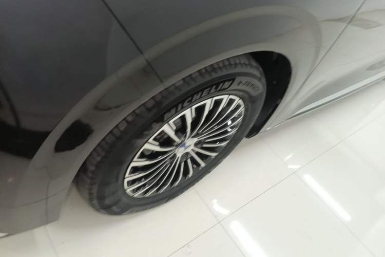 Used Denza D9 2025 DM-i Intelligent Drive 1020 Four-Wheel Drive Flagship Model Left Front Wheel Hub