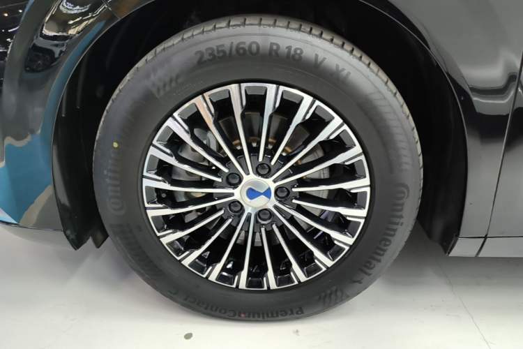 Used Denza D9 2025 DM-i Intelligent Drive 1020 Four-Wheel Drive Flagship Model Left Front Wheel Hub