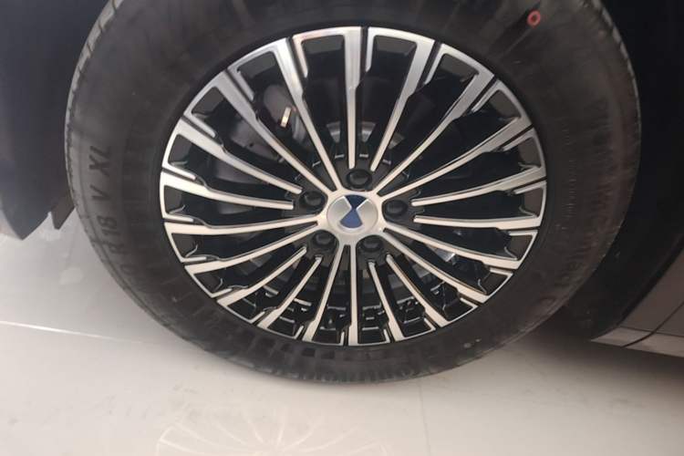 Used Denza D9 2025 DM-i Intelligent Drive 1020 Four-Wheel Drive Prestige Model Left Front Wheel Hub