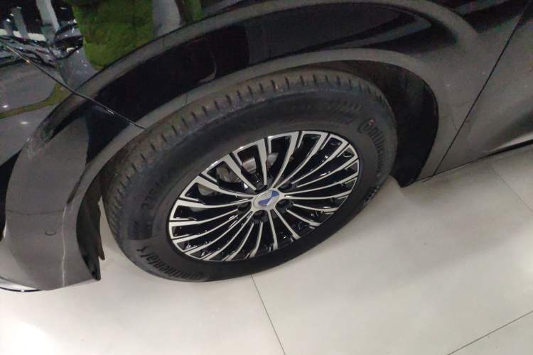 Used Denza D9 2025 DM-i Intelligent Drive 1020 Four-Wheel Drive Prestige Model Left Front Wheel Hub