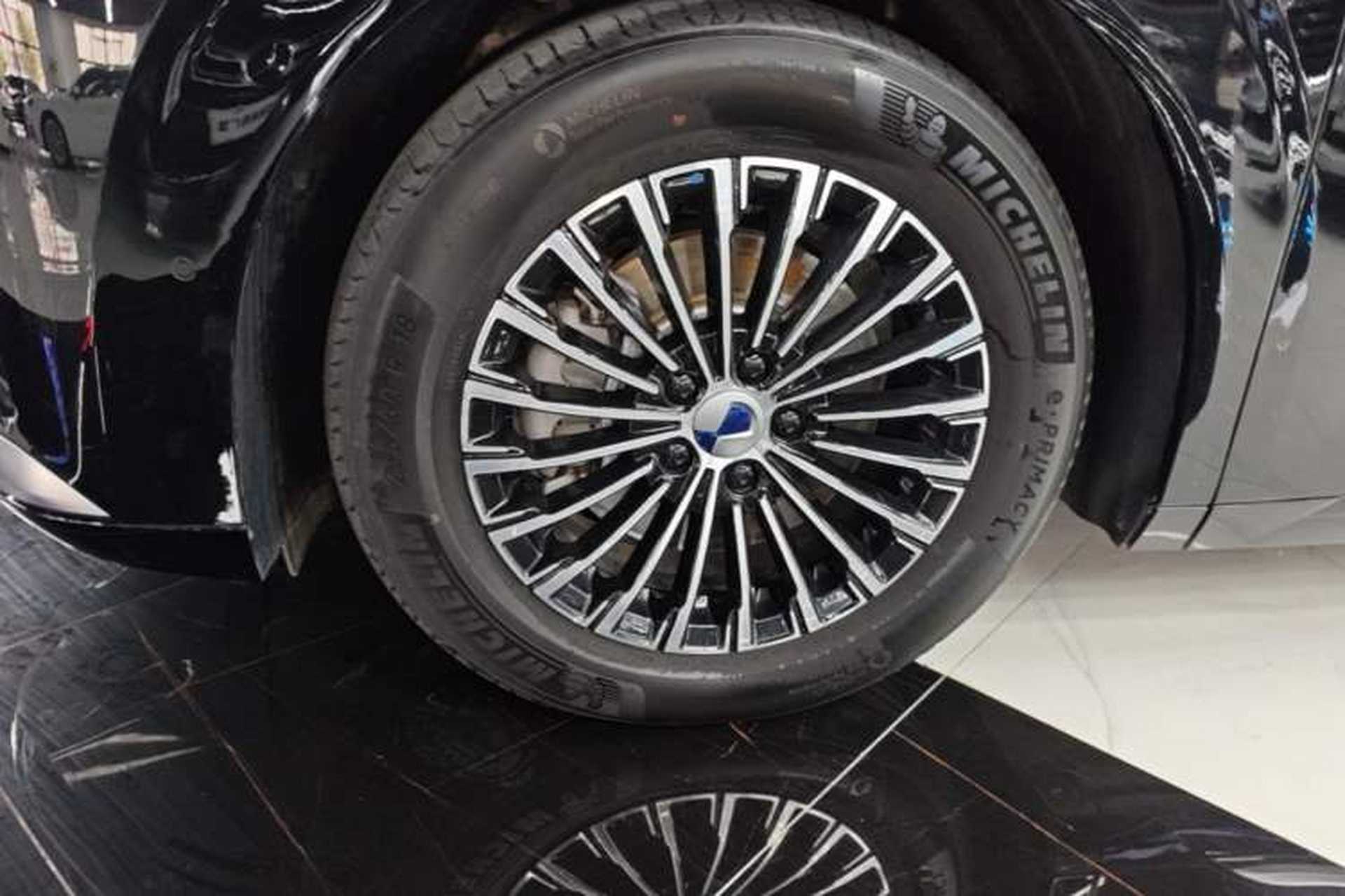 Used Denza D9 2025 DM-i Smart Drive 1020 Four-Wheel Drive Deluxe Model Left Front Wheel Hub