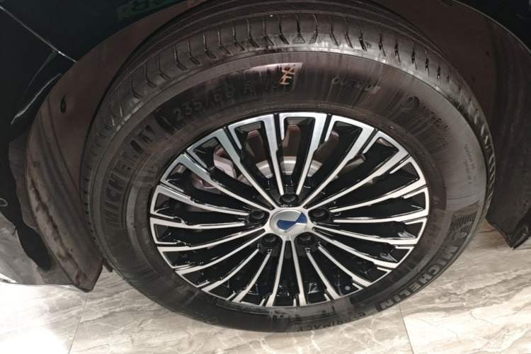 Used Denza D9 2025 DM-i Smart Drive 1100 Luxury Model Left Front Wheel Hub