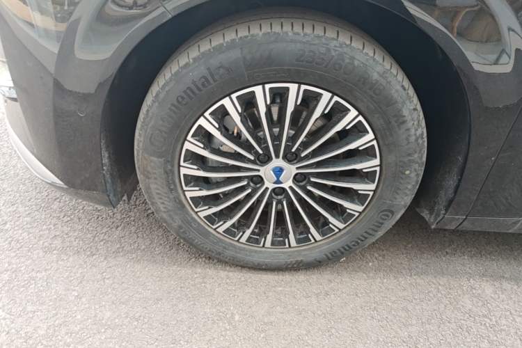 Used Denza D9 2025 DM-i Intelligent Drive 1020 Four-Wheel Drive Flagship Model Left Front Wheel Hub