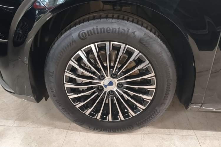 Used Denza D9 2025 DM-i Intelligent Drive 1020 Four-Wheel Drive Flagship Model Left Front Wheel Hub