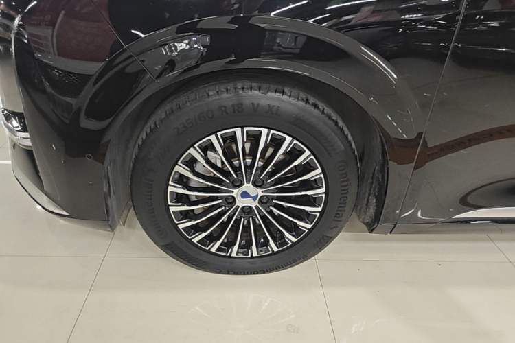 Used Denza D9 2025 DM-i Intelligent Drive 1020 Four-Wheel Drive Flagship Model Left Front Wheel Hub
