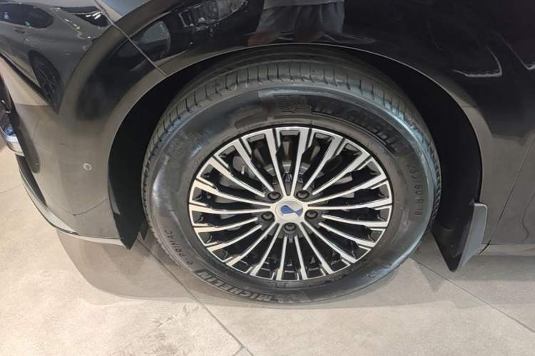 Used Denza D9 2025 DM-i Smart Drive 1020 Four-Wheel Drive Premium Model Left Front Wheel Hub