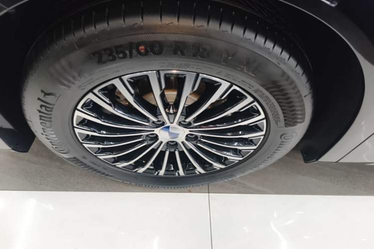Used Denza D9 2025 DM-i Intelligent Drive 1020 Four-Wheel Drive Prestige Model Left Front Wheel Hub