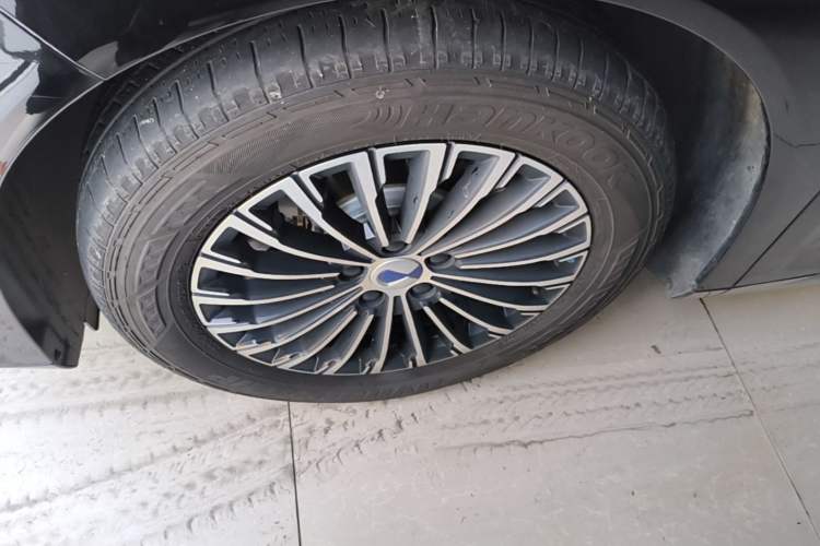 Used Denza D9 2025 DM-i Smart Drive 1020 Four-Wheel Drive Deluxe Model Left Front Wheel Hub