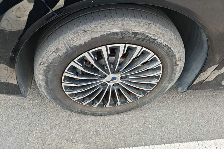 Used Denza D9 2025 DM-i Intelligent Drive 1020 Four-Wheel Drive Flagship Model Left Front Wheel Hub